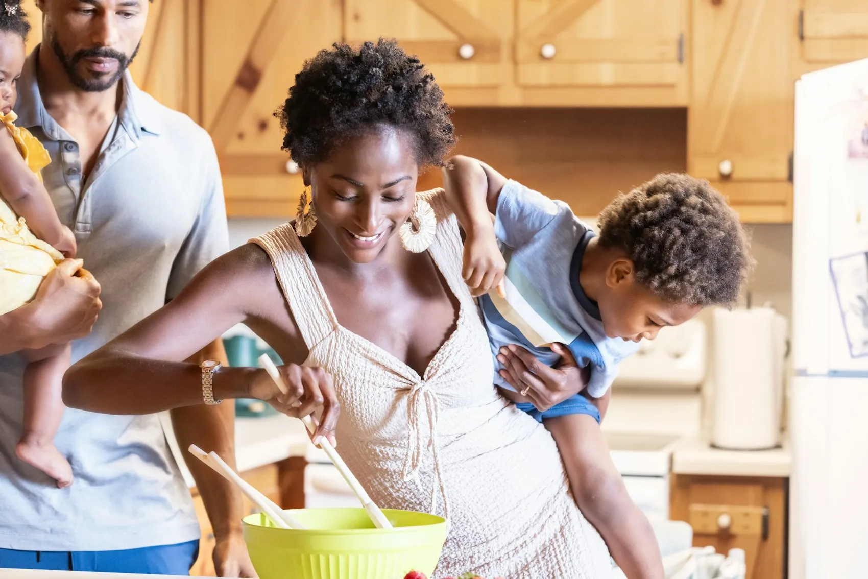 Una mamma cucina in cucina insieme ai suoi bambini